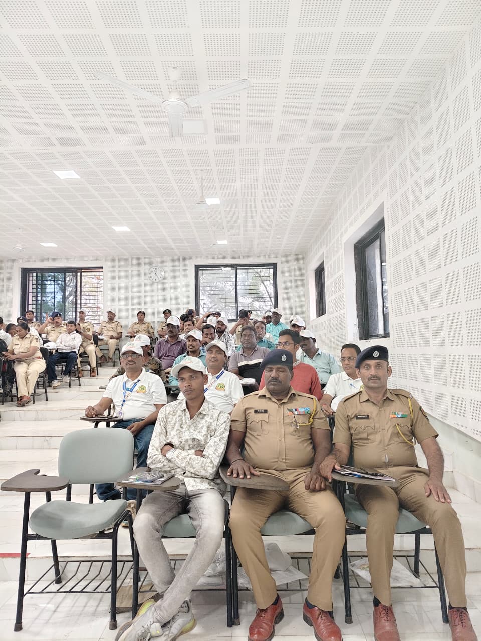 वनरक्षक  यांचे अल्पमुदत प्रशिक्षण  प्रमाणपत्र वितरण